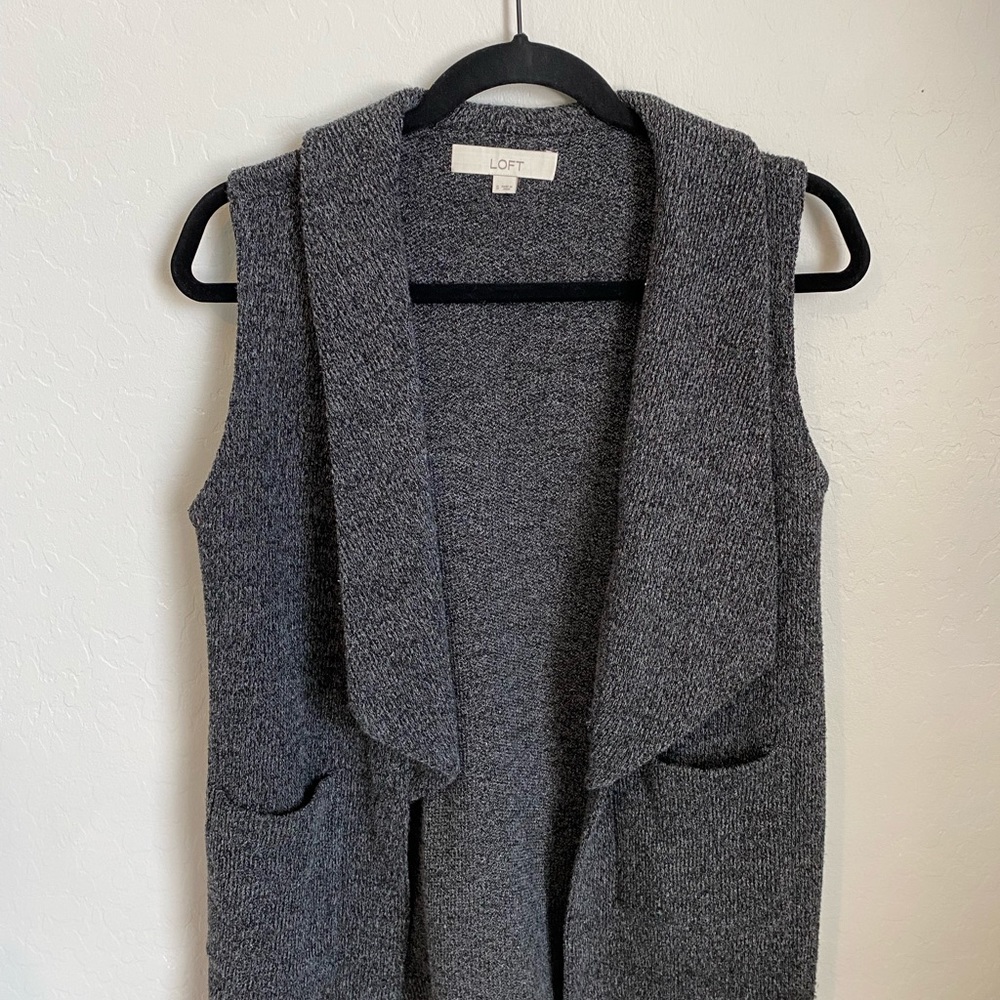 Drape collar vest, has pockets